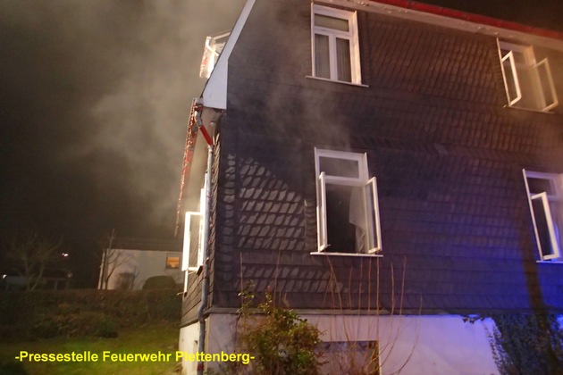 FW-PL: OT-Holthausen. Brand in leerstehendem Wohnhaus. Verdacht der Brandstiftung.