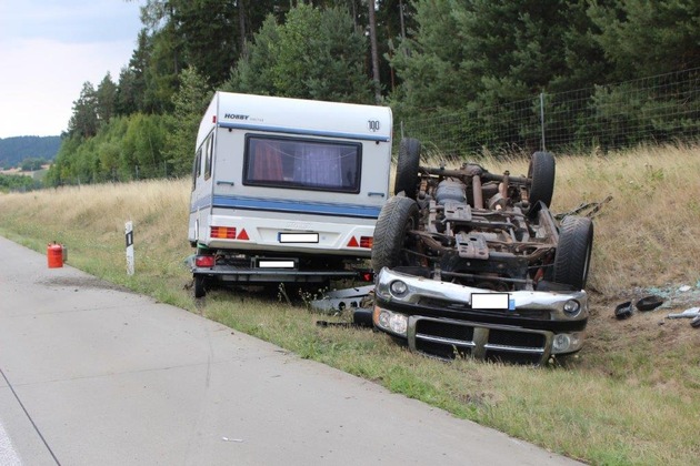API-TH: Fahrzeuggespann überschlagen, Insassen verletzt