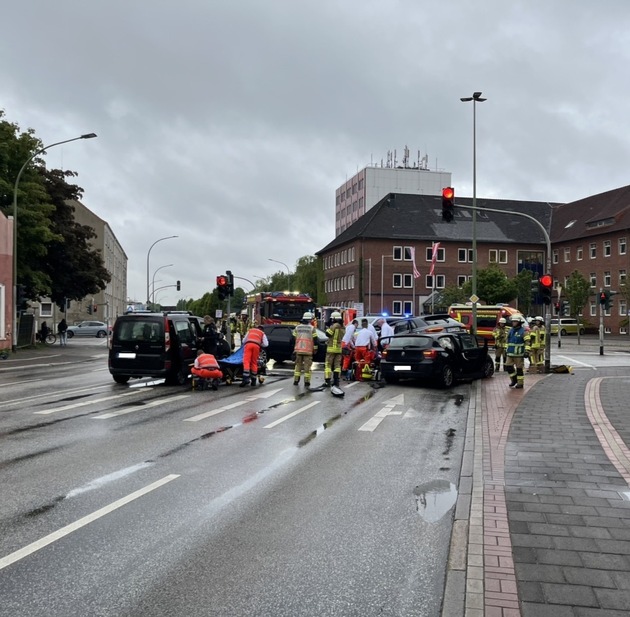 FW Bremerhaven: Schwerer Verkehrsunfall im Berufsverkehr, drei PKW beteiligt