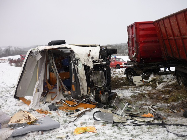 POL-HOL: L 462 zwischen Hohenbüchen und Hohe Warte: Schwerer Verkehrsunfall auf schneeglatter Straße - 47jährige mit schwersten Verletzungen im Wohnmobil eingeklemmt / Rettungshubschrauber im Einsatz -