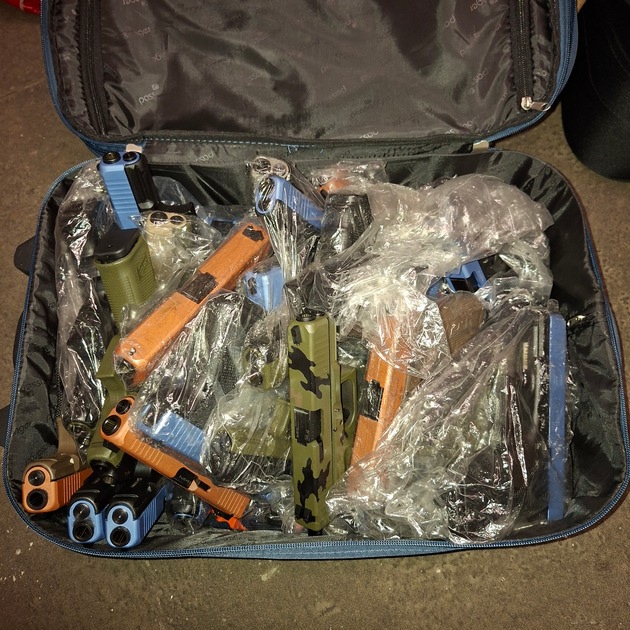 ZOLL-F: Sechs Festnahmen wegen illegalen Waffenhandels - Zollfahndung Frankfurt stellt über 160 Schusswaffen sicher