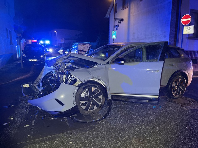 POL-OF: Drei Verletzte, drei beschädigte Pkw, sechsstelliger Schaden