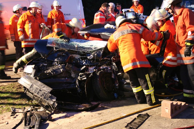 POL-WL: Mit Lkw frontal auf Pkw, Beifahrer im Pkw tödlich verletzt ++ Bargeld bei Überfall erbeutet ++ Handtasche vergessen, Finder hat sich noch nicht gemeldet ++ und weitere Meldungen