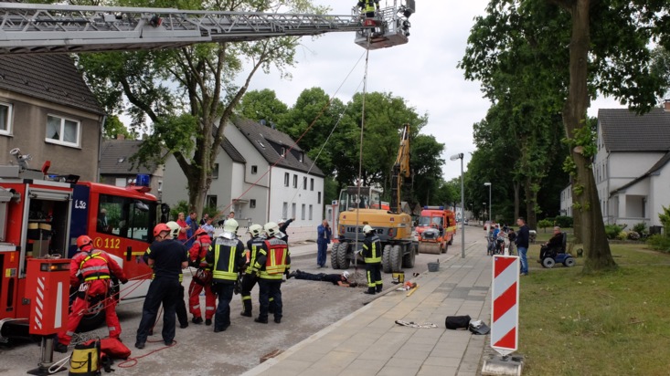 FW-GE: Schwierige Personenrettung aus 3m tiefen Schacht