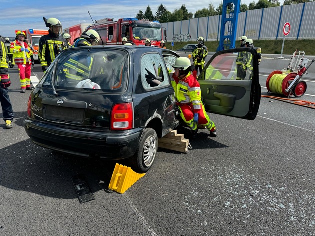 FW-BO: PKW auf Autobahn überschlagen.