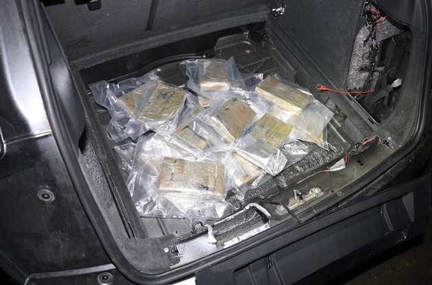 ZOLL-E: Staatsanwaltschaft Duisburg - Zollfahndung Essen - Polizei Es-sen Schlag gegen internationalen Drogenhandel/drei Personen in Haft/gro&szlig;e Mengen Kokain sichergestellt