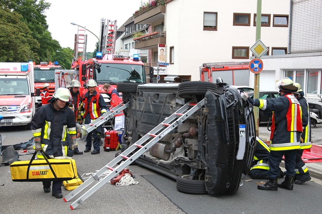 FW-E: Verkehrsunfall, Fahrzeug liegt auf der Seite, eine Person schwer verletzt