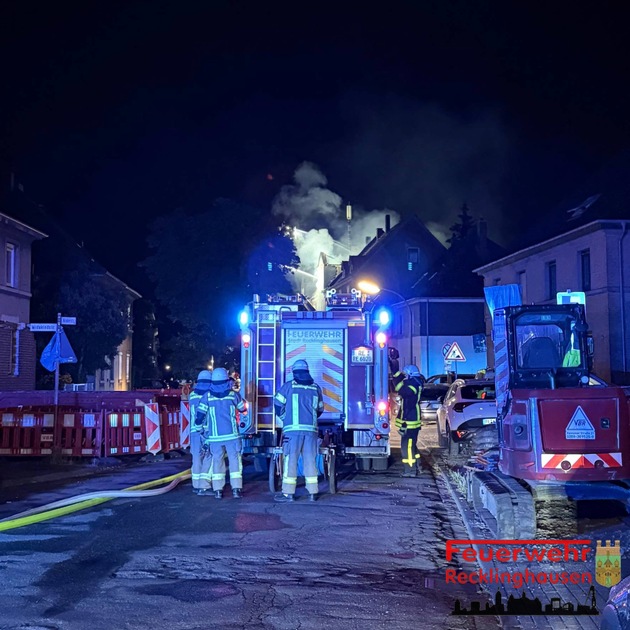 FW-RE: Vollbrand eines Dachstuhls in Recklinghausen-Röllinghausen - keine Verletzten