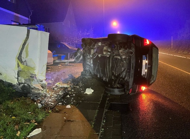 POL-BI: Mauer stoppt PKW