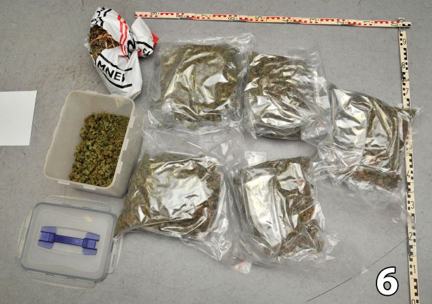 POL-D: Drogenfahnder ziehen Dealer aus dem Verkehr - Mehrere Kilogramm Drogen und einige Tausend Euro Bargeld sichergestellt -  Fotos des Drogenfundes hängen als Datei an