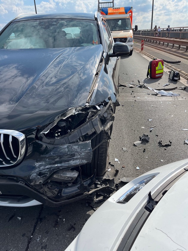 POL-DU: Ungelsheim: Schwerer Verkehrsunfall auf der Rheinbrücke