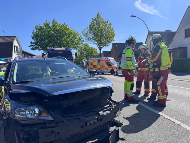 FW Neumünster: Verkehrsunfall in der Wasbeker Straße - Drei Verletzte ins Krankenhaus eingeliefert