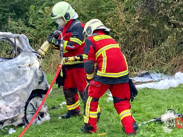 FW-HEI: Schwerer Verkehrsunfall in Brunsbüttel - 3 Personen verbrennen im Unfallwagen