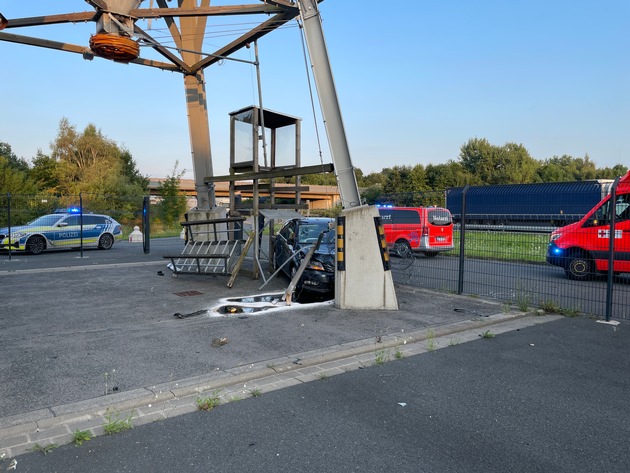 FW Lehrte: Unfall auf der A2 PKW steckt im Zaun