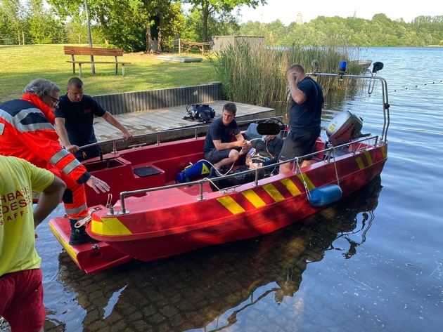 FW Bremerhaven: Tauchunfall im Kreidesee Hemmoor, Taucher der Feuerwehr Bremerhaven zur richtigen Zeit am richtigen Ort