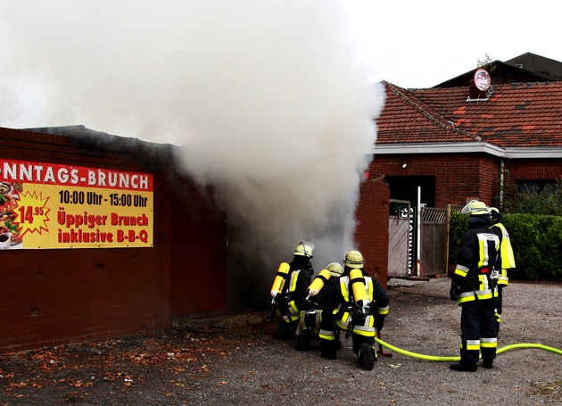 FW-E: Feuer in Lagergebäude neben Gaststätte, niemand verletzt