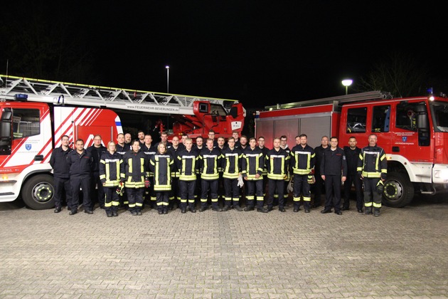 FW Beverungen: Grundausbildung erfolgreich abgeschlossen / 24 frische Feuerwehrleute für die Städte Beverungen, Brakel und Höxter ausgebildet