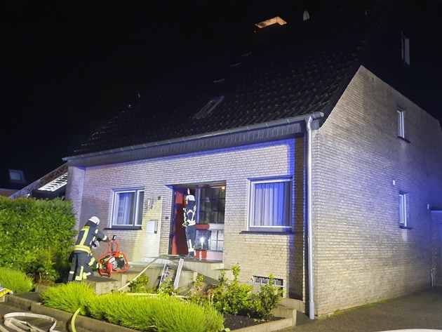 FW Sonsbeck: Brand auf dem Dachboden eines Einfamilienhauses