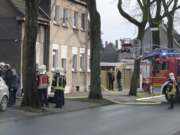 FW-GE: Rauchentwicklung aus Dachgeschoss - Ein Feuerwehrmann verletzt