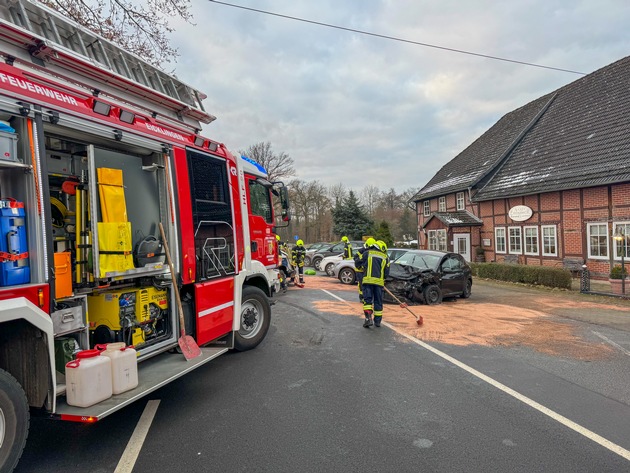 FW Flotwedel: Auslaufende Betriebsstoffe nach Verkehrsunfall - Feuerwehr Eicklingen auf B214 im Einsatz