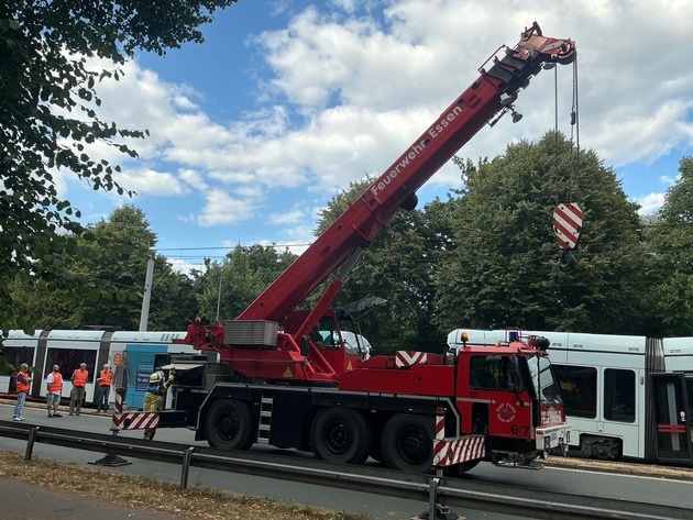 FW-E: Nachbarschaftliche Hilfe nach schwerem Stra&szlig;enbahnunfall in Gelsenkirchen - Feuerwehr Essen unterst&uuml;tzt mit Spezialkr&auml;ften
