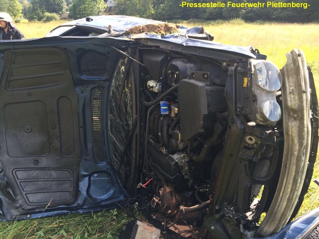 FW-PL: OT-Stadtmitte. Schwerer Verkehrsunfall auf der Kreisstraße 5. PKW vermutlich mehrfach überschlagen. Fahrer schwer verletzt.