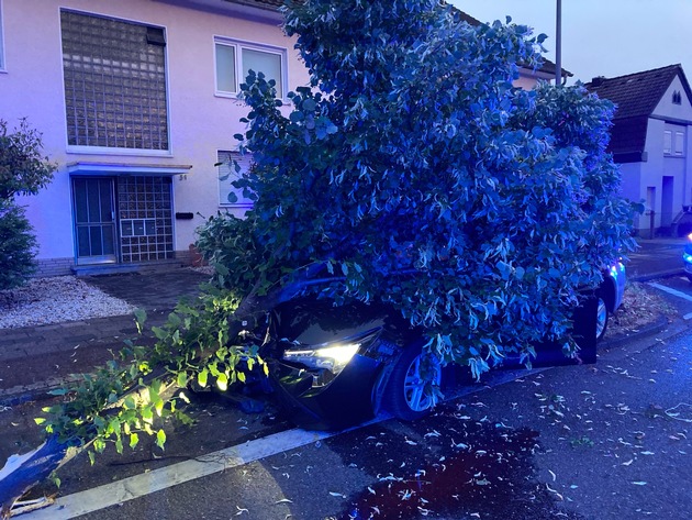 POL-RBK: Bergisch Gladbach - Nach Sekundenschlaf gegen Baum gefahren
