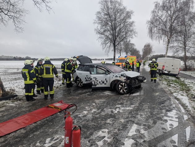 POL-STD: Drei Autoinsassen bei Unfall auf der Landesstraße 127 zwischen Kammerbusch und Apensen