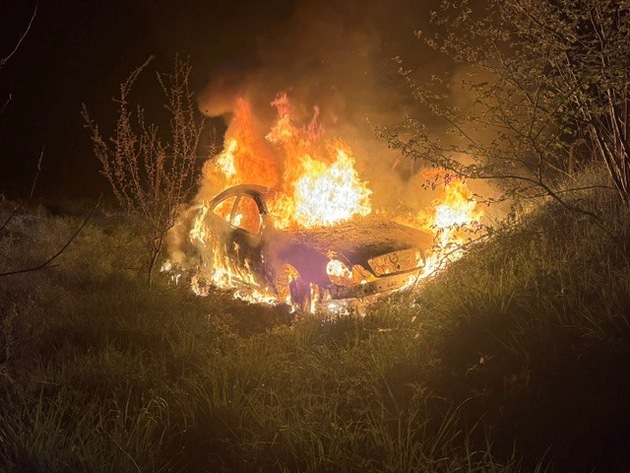 FW-PL: Ortsteil Köbbinghauser Hammer - PKW löst Flächenbrand aus