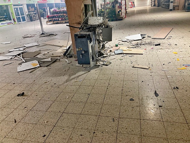 POL-ME: Erstmeldung: Geldautomat in Einkaufscenter gesprengt: Die Polizei ermittelt und bittet um sachdienliche Hinweise - Ratingen - 2212024