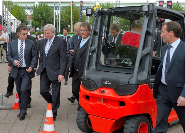 Elektro-Power - aus dem Gabelstapler für die Straße / Linde Material Handling beeindruckt Ministerpräsident Bouffier mit bezahlbaren Elektroantrieben (BILD)