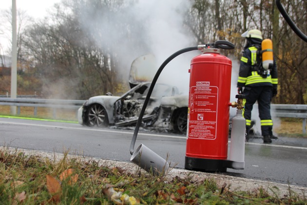 FW-BN: Sportwagen wird Raub der Flammen - Fahrer und Hund bleiben unverletzt