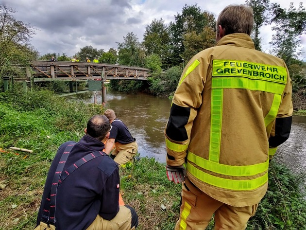 FW Grevenbroich: Erneuter Todesfall an der Erft bei Grevenbroich - Feuerwehr birgt unbekannten Leichnam aus dem "Flutgraben" - Polizei ermittelt