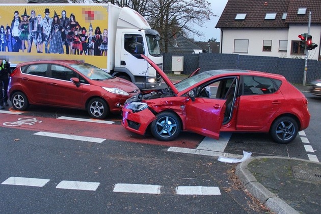 POL-RBK: Bergisch Gladbach - Zwei Verletzte bei Verkehrsunfall mit drei Fahrzeugen