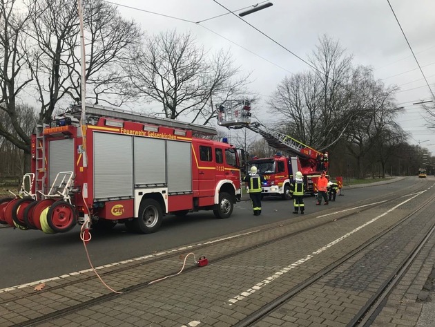 FW-GE: Zwischenbilanz der Feuerwehr Gelsenkirchen nach dem Durchzug von Sturm &quot;Friederike&quot;. - Rund 270 sturmbedingte Einsätze bis zum Nachmittag.