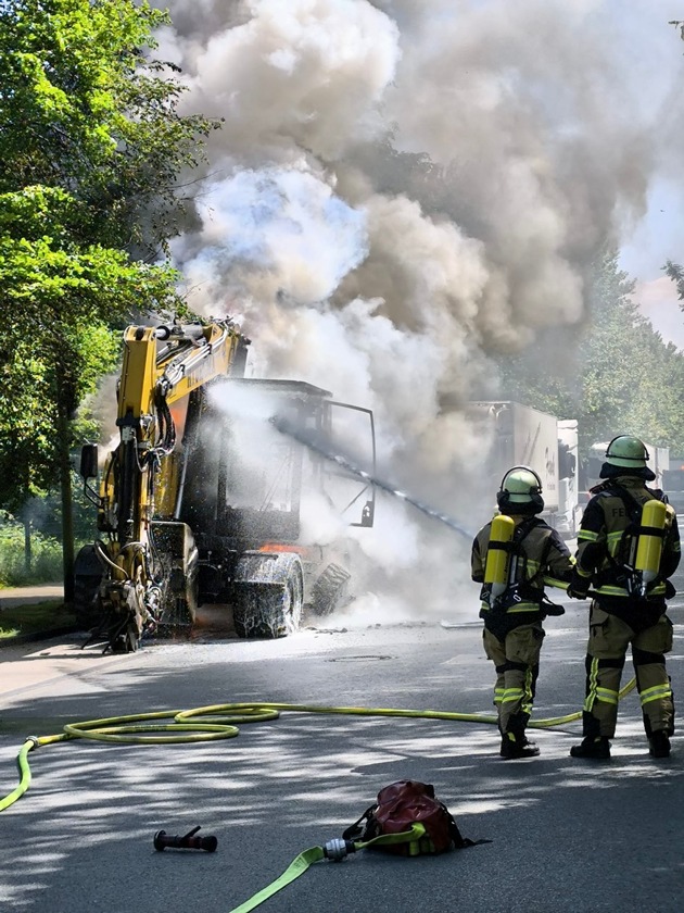 FW-E: Bagger brennt vollständig aus - starke Verkehrseinschränkungen in Essen-Bergeborbeck