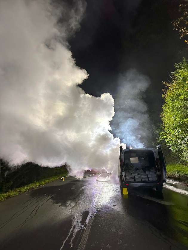 FW-EN: Transporter brannte auf der Wittener Landstraße - Feuerwehr löscht mit einem C-Rohr und mit Schaum - Straße beschädigt