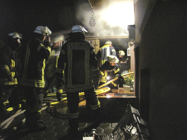 FW-AR: Rauchmelder warnt Hausbewohner vor Kellerbrand