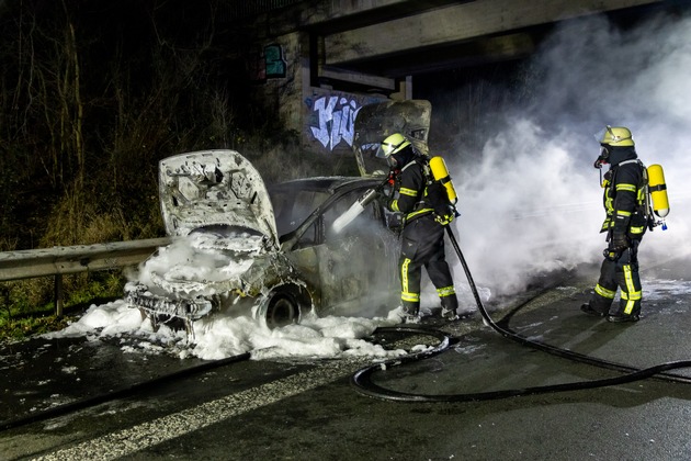 FW Porta Westfalica: 23.12.2025 - A2 Porta Westfalica: PKW in Vollbrand