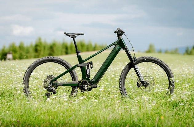 ROSE Bikes präsentiert neues Full-Power E-MTB &quot;Slab Plus&quot; / Mit viel Federweg und Bosch CX Motor geht Alles - von großer Tour bis steil und technisch.