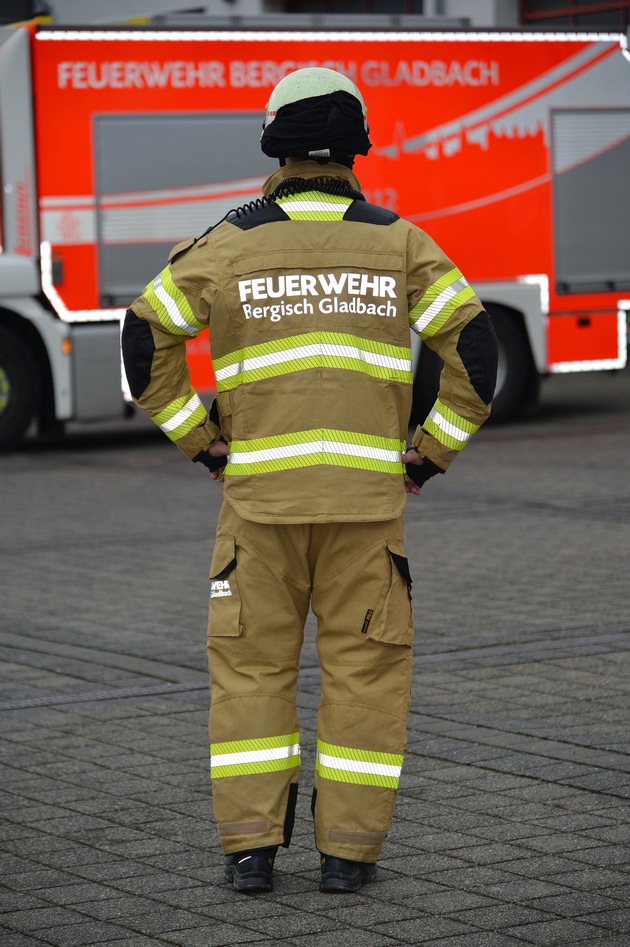 FW-GL: Neue Einsatzbekleidung für die Feuerwehr Bergisch Gladbach