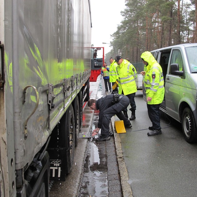 POL-NI: Großkontrolle des Schwerlastverkehrs - 63 von 91 Fahrzeuge beanstandet -Bilder im Download-