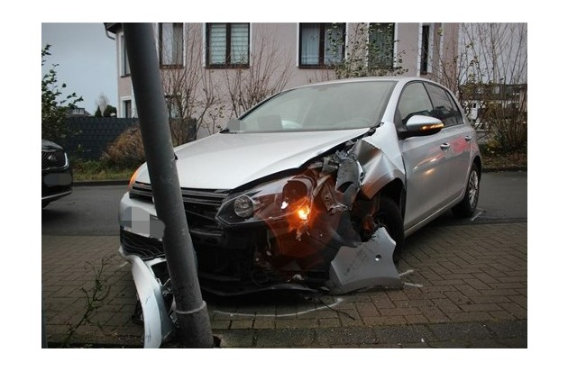 POL-ME: Alleinunfall: 91-jährige Autofahrerin schwer verletzt - Ratingen - 2312048
