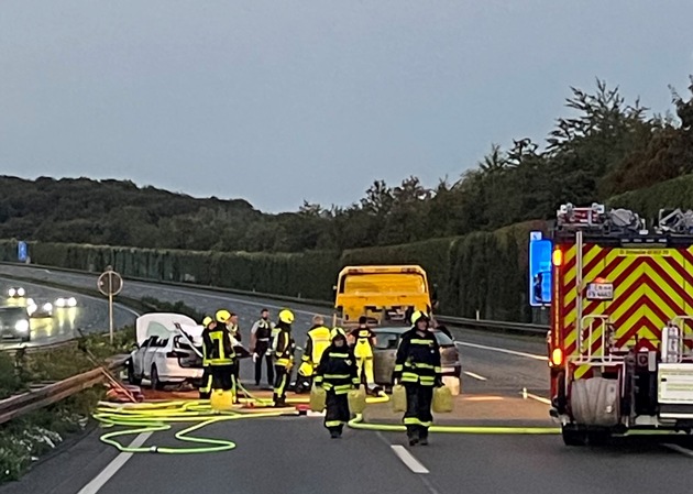FW-EN: Schwerer Verkehrsunfall - eingeklemmte Person, Autobahn A1
