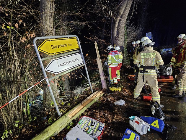 FW Burscheid: PKW im Böschung - Handy alarmiert die Feuerwehr