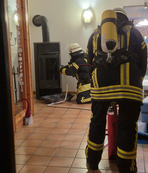 FFW Schiffdorf: Starke Verrauchung im Wohnzimmer: Angenommener Schornsteinbrand endet glimpflich
