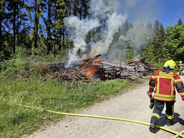 FW Reichenau: Brennenden Holzpolder im Wald gelöscht, Mehrstündiger Einsatz der Feuerwehren aus Reichenau und Konstanz, Reichenau-Waldsiedlung, 01.05.2025