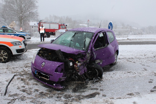 POL-PDKL: LKW mit Gefahrgut kippt nach Zusammenstoß mit PKW auf schneeglatter Fahrbahn auf die Seite