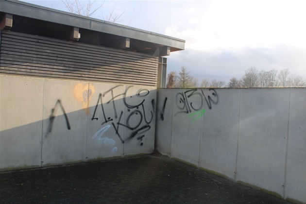 POL-DN: Schirmerschule mit Graffiti beschmiert