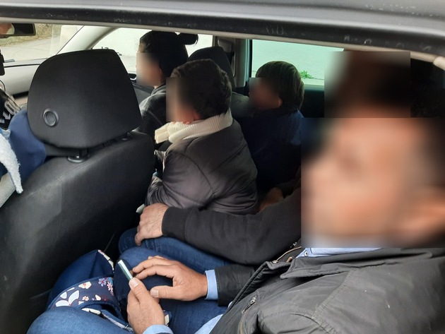Bundespolizeidirektion München: Gefährliche Reise endet in Berchtesgaden Mutmaßlicher Schleuser unter Drogen pfercht sich und acht Menschen in einen Pkw